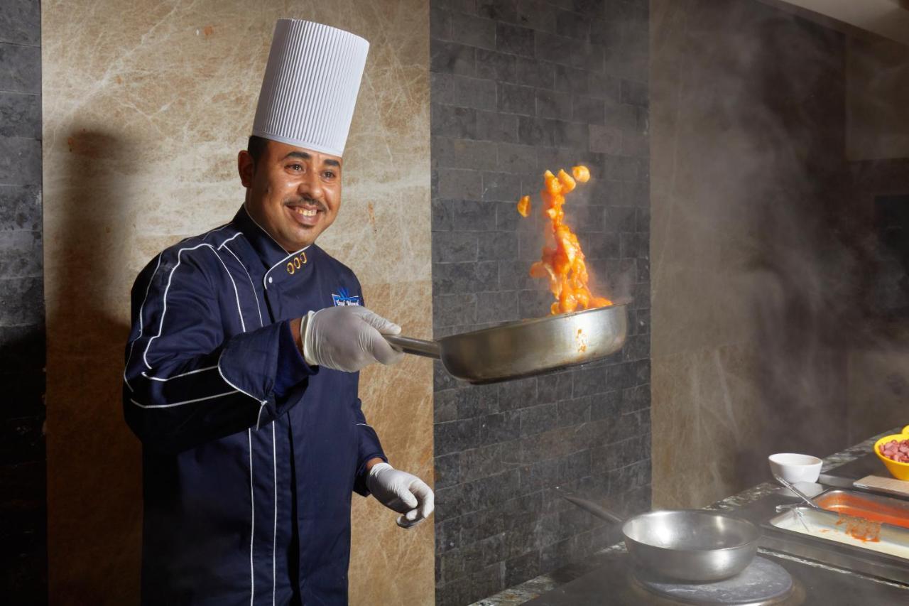 Bellagio Beach Resort&Spa Hurghada Esterno foto Chef cooking with a wok