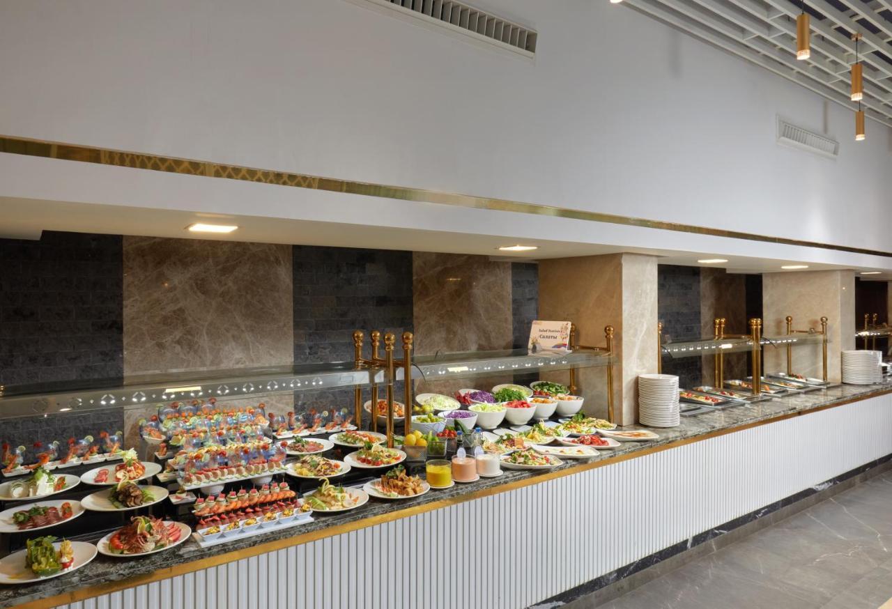 Bellagio Beach Resort&Spa Hurghada Esterno foto A buffet at a hotel