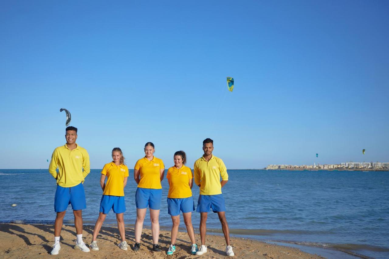 Bellagio Beach Resort&Spa Hurghada Esterno foto Students at the beach