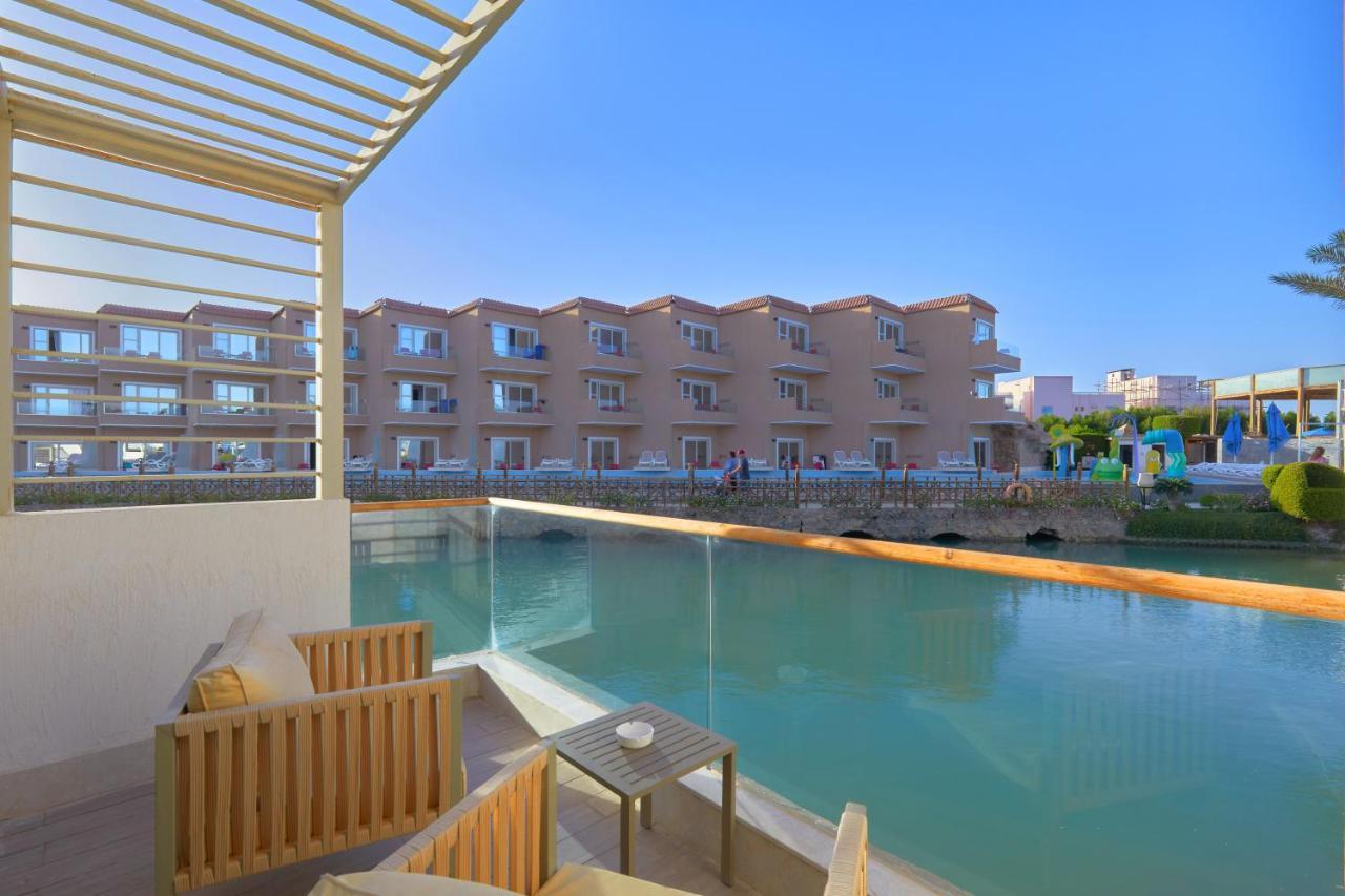 Bellagio Beach Resort&Spa Hurghada Esterno foto The swimming pool at the hotel