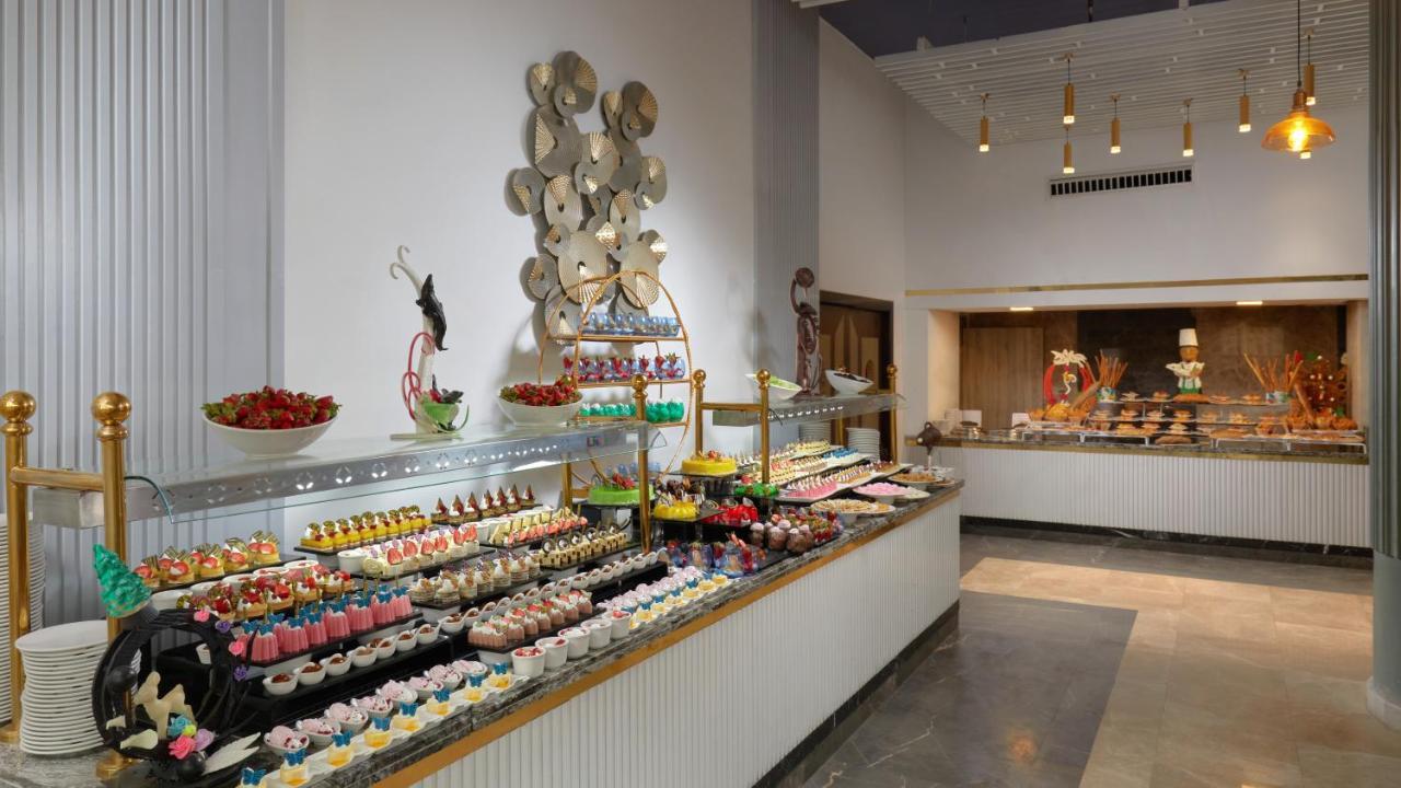 Bellagio Beach Resort&Spa Hurghada Esterno foto The dessert counter at the buffet