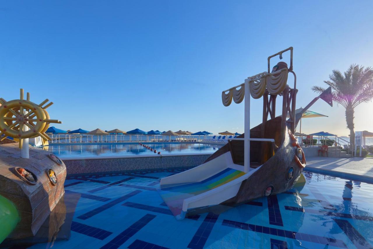 Bellagio Beach Resort&Spa Hurghada Esterno foto The pirate ship at the water park